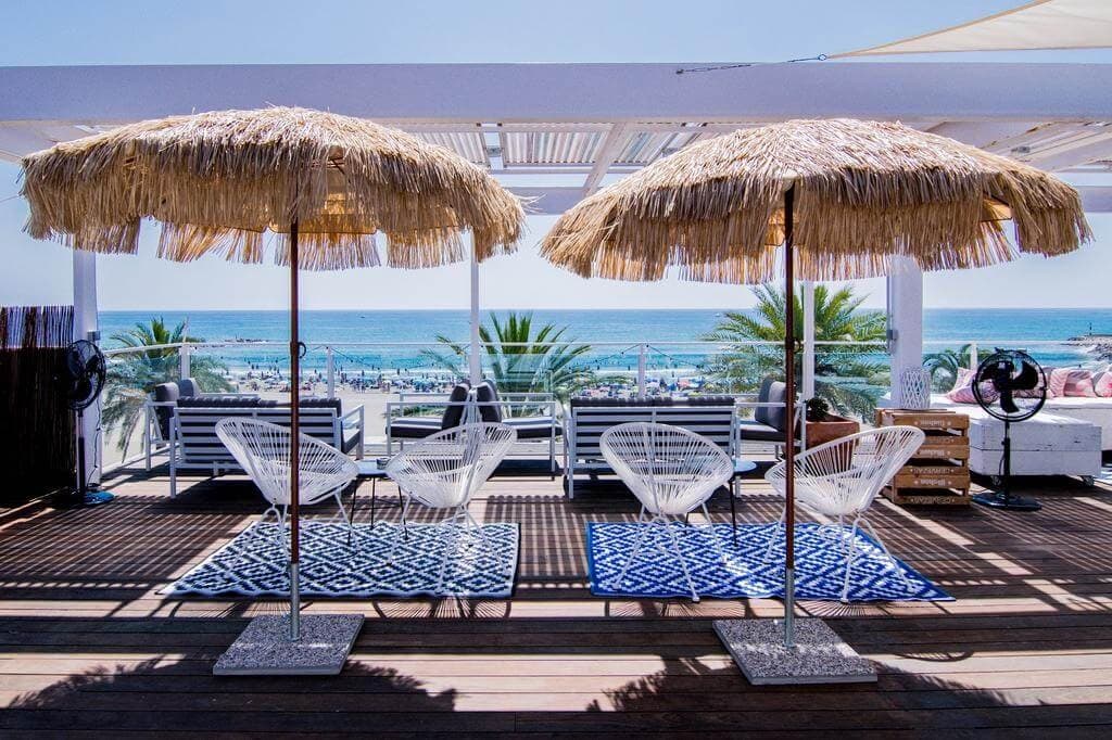 Beach view with umbrellas and chairs - Accommodation in Spain