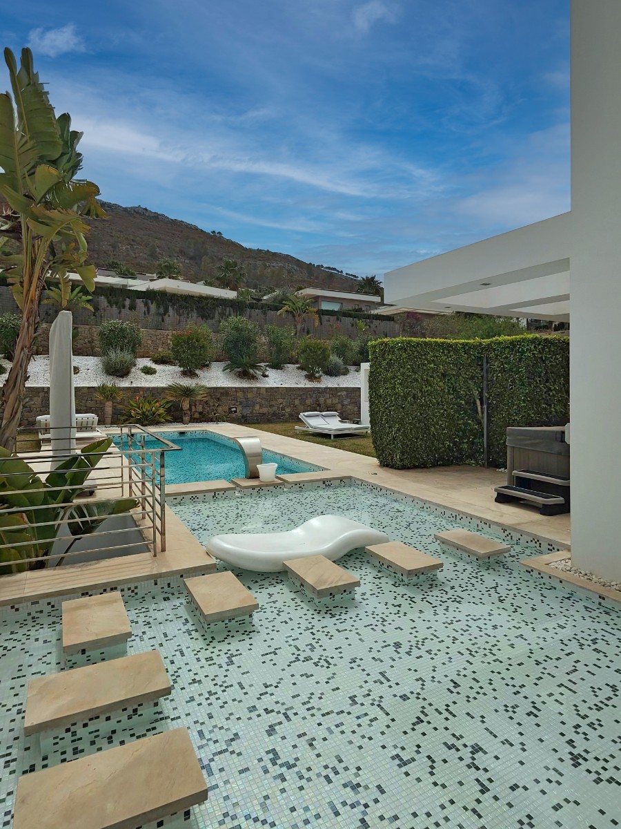 DF116C25-7A4C-415C-B21C-BDE7715D1D09