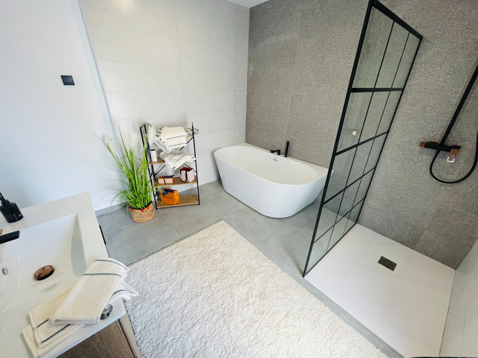 DP-100-81318120-01-23