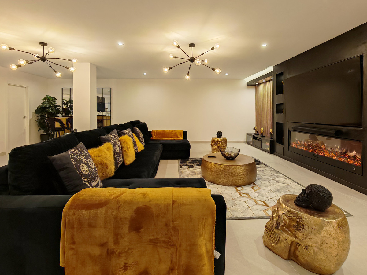 Villa for sale in Estepona