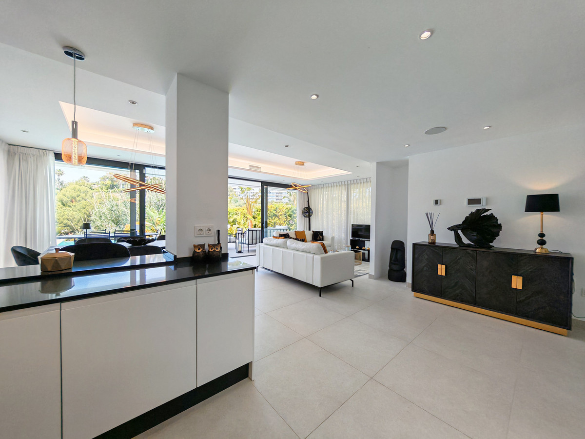 Villa for sale in Estepona