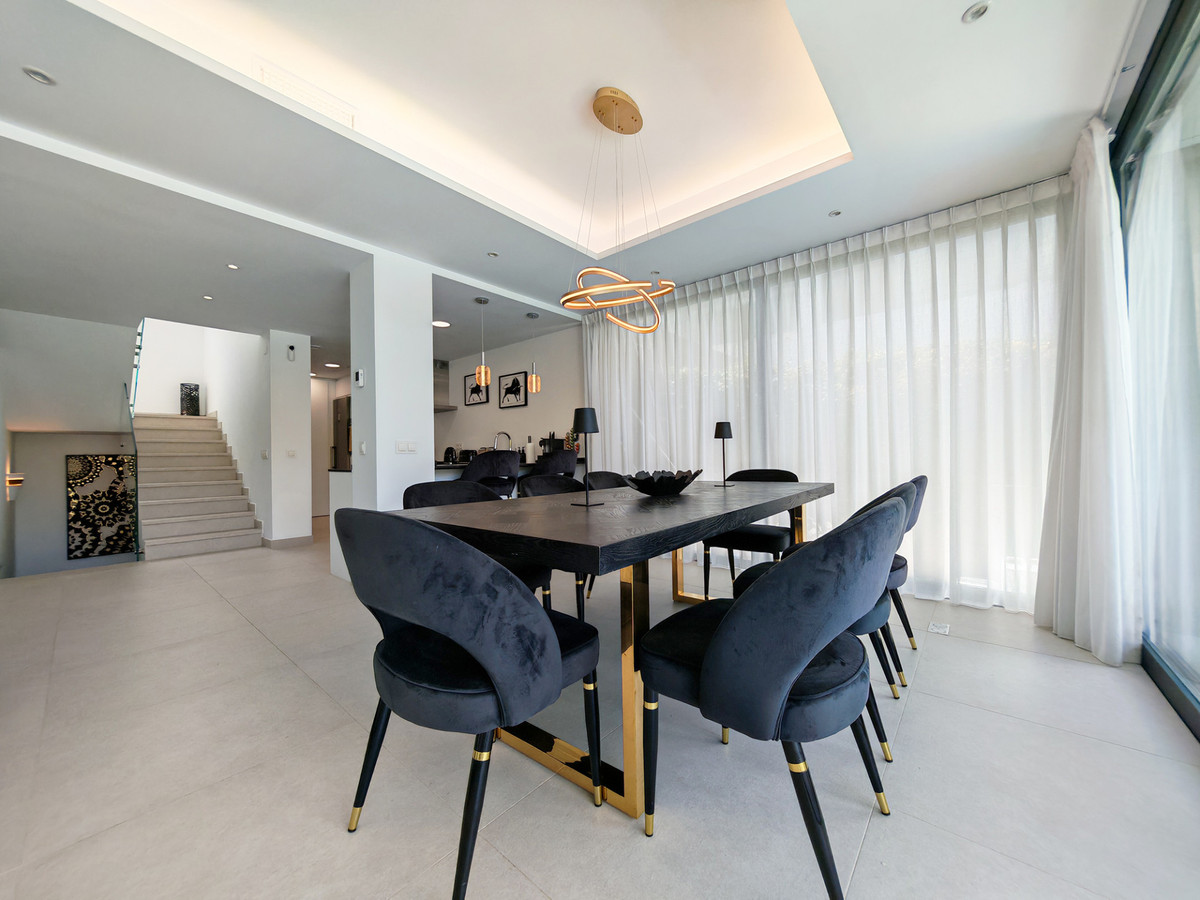 Villa for sale in Estepona