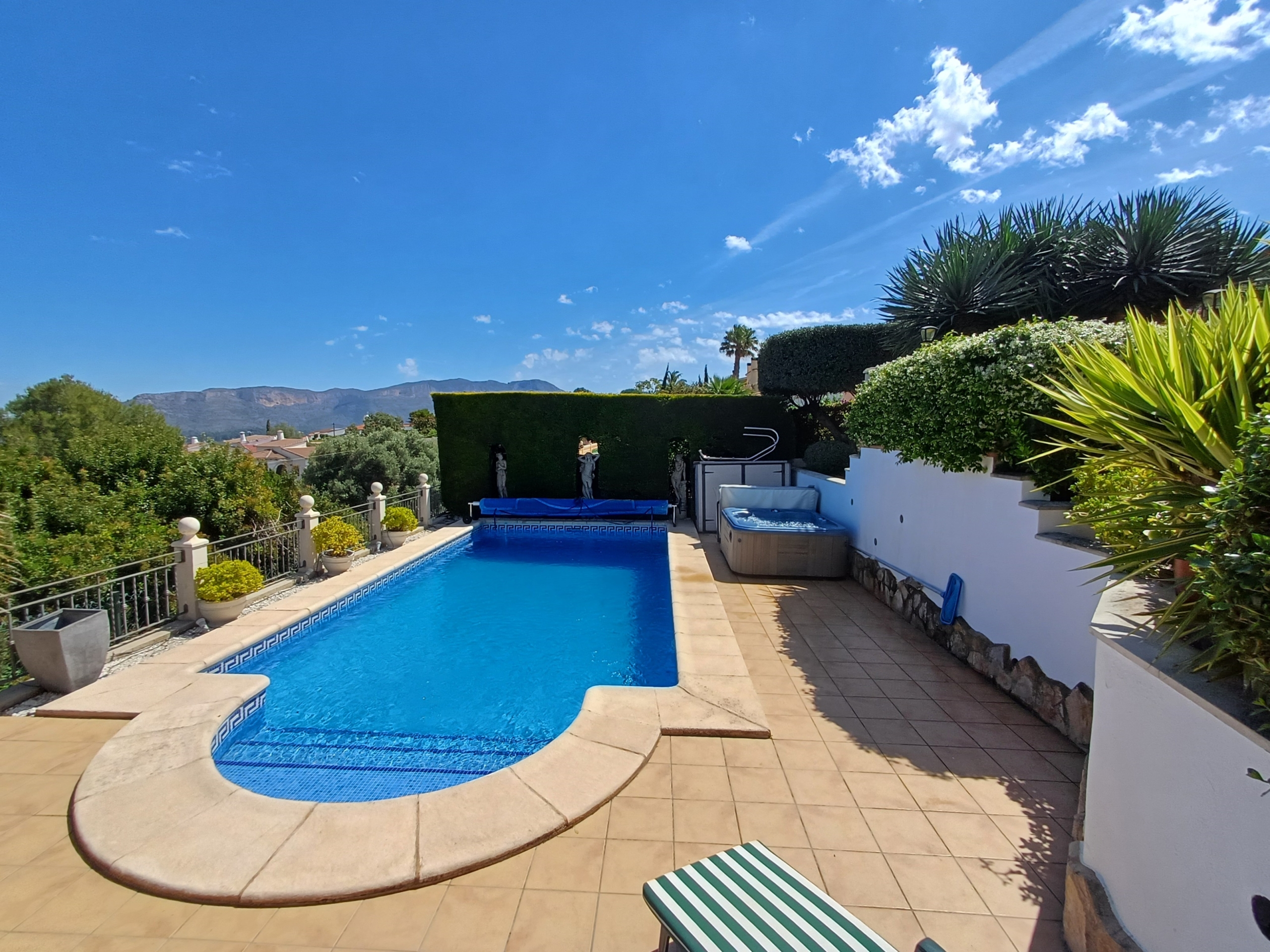 Villa for sale in Gata de Gorgos