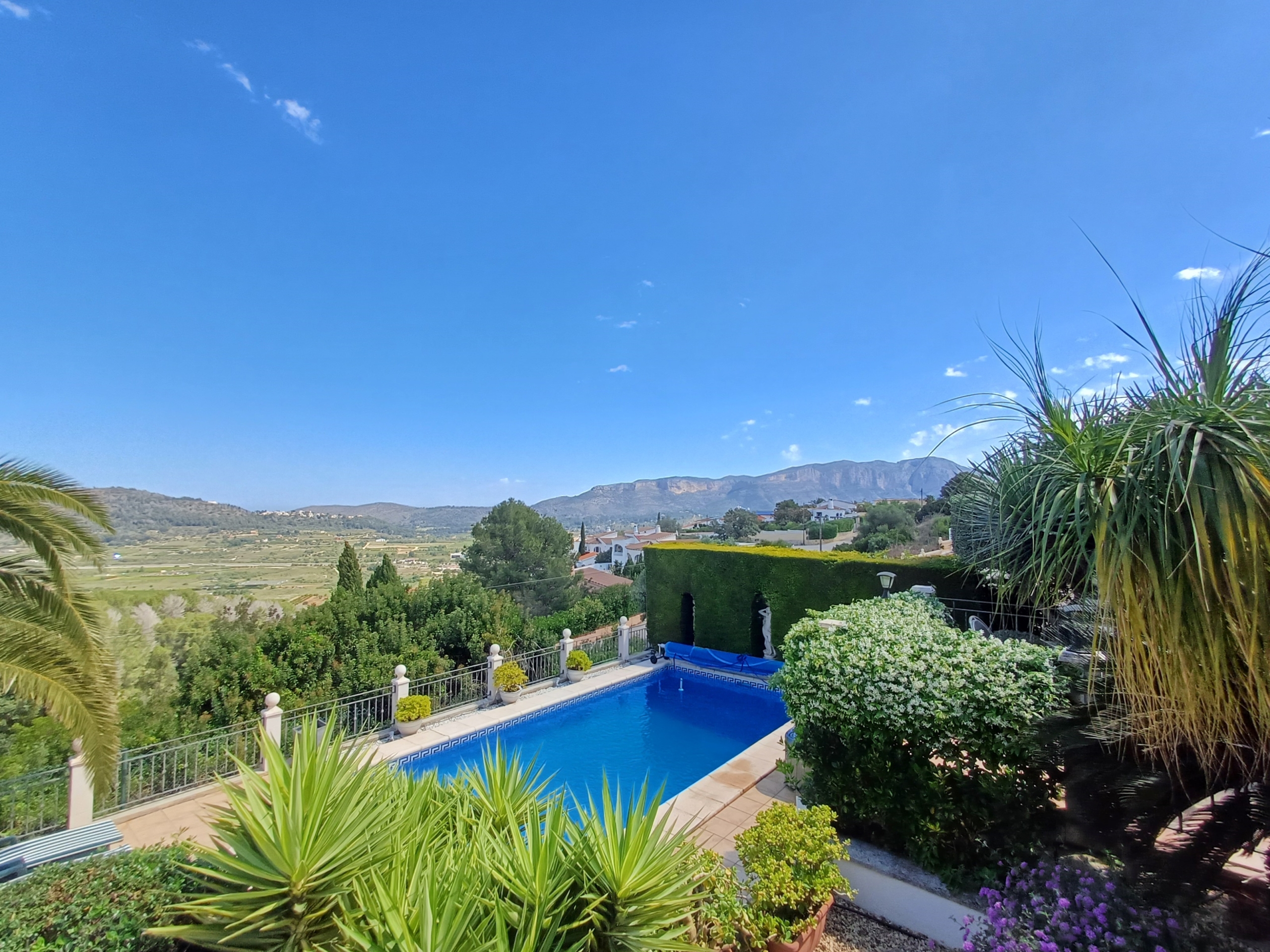 Villa for sale in Gata de Gorgos