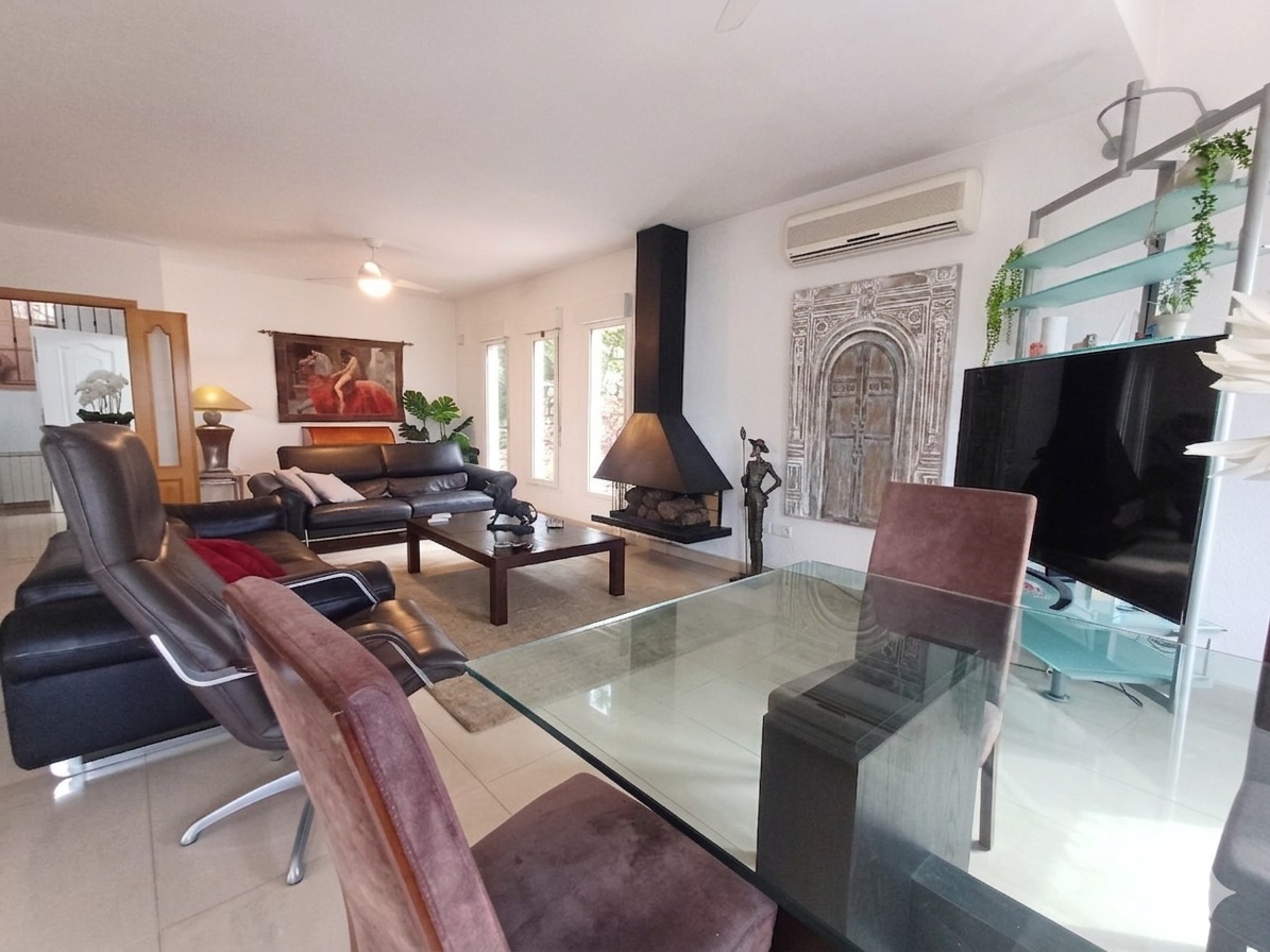 Villa for sale in Gata de Gorgos