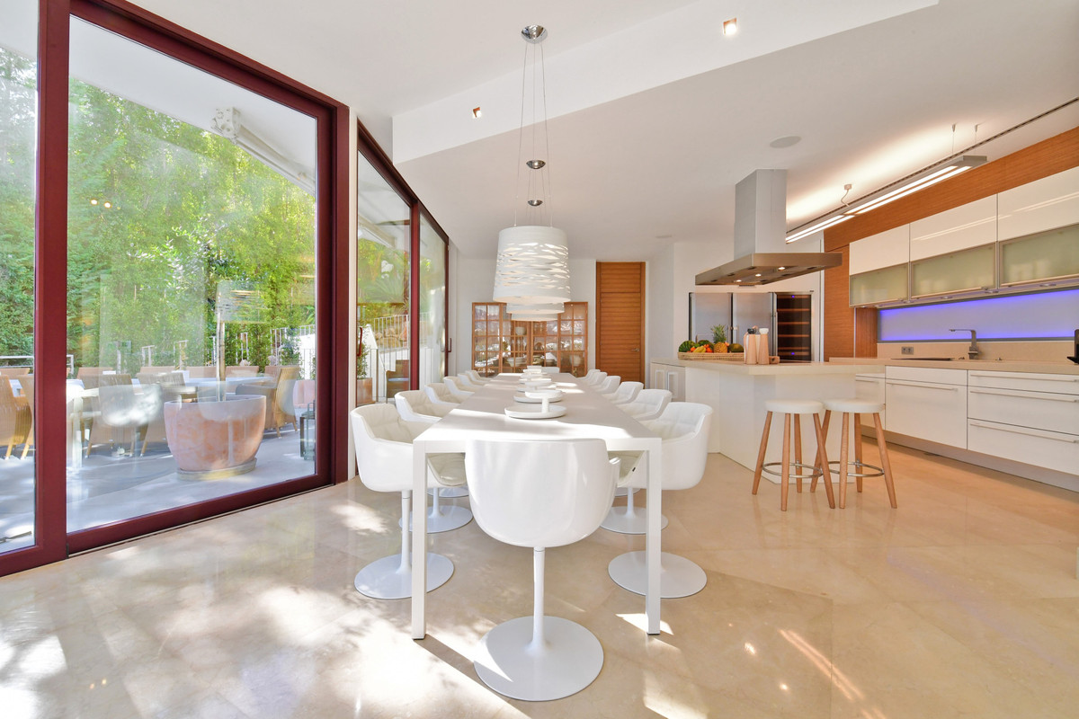 Villa for sale in Nueva Andalucía