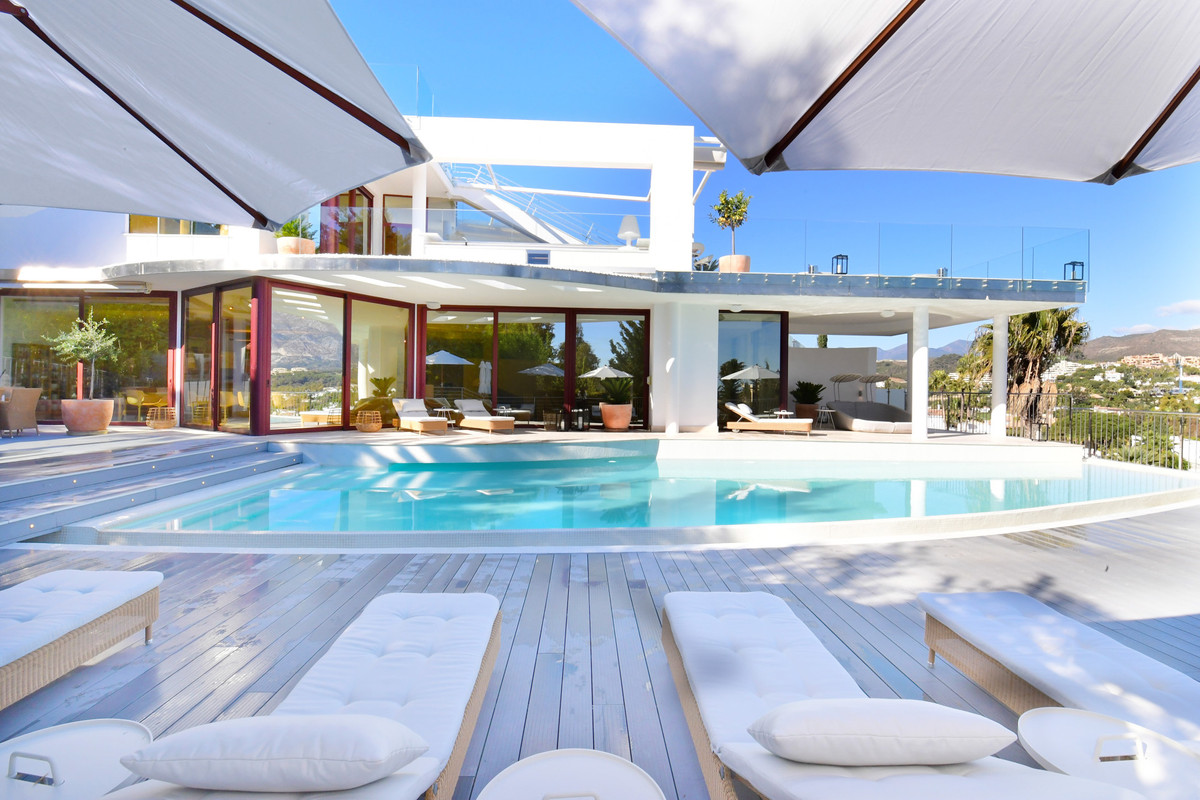 Villa for sale in Nueva Andalucía