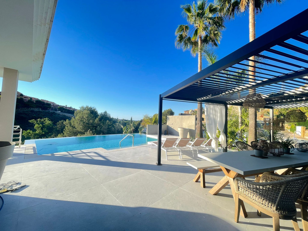 Villa for sale in Elviria