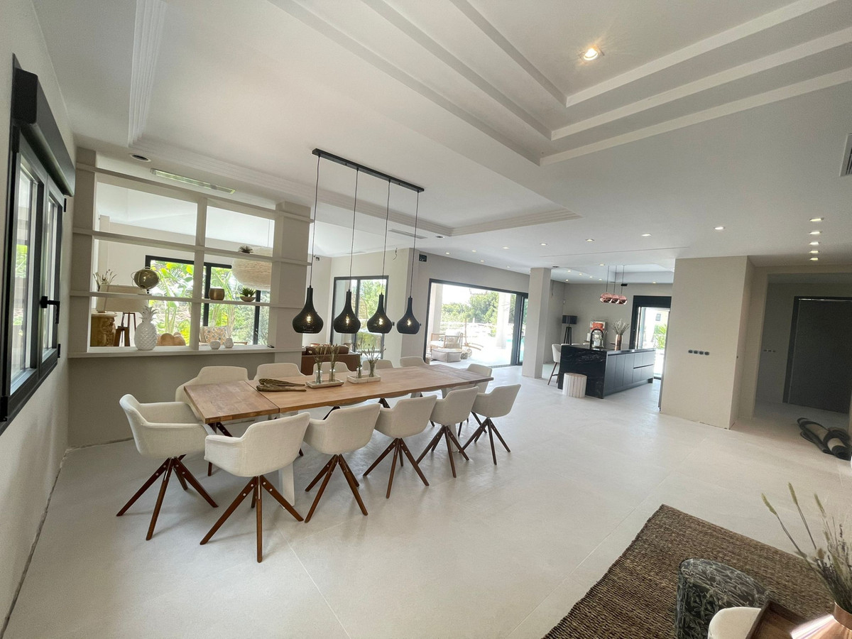 Villa for sale in Elviria