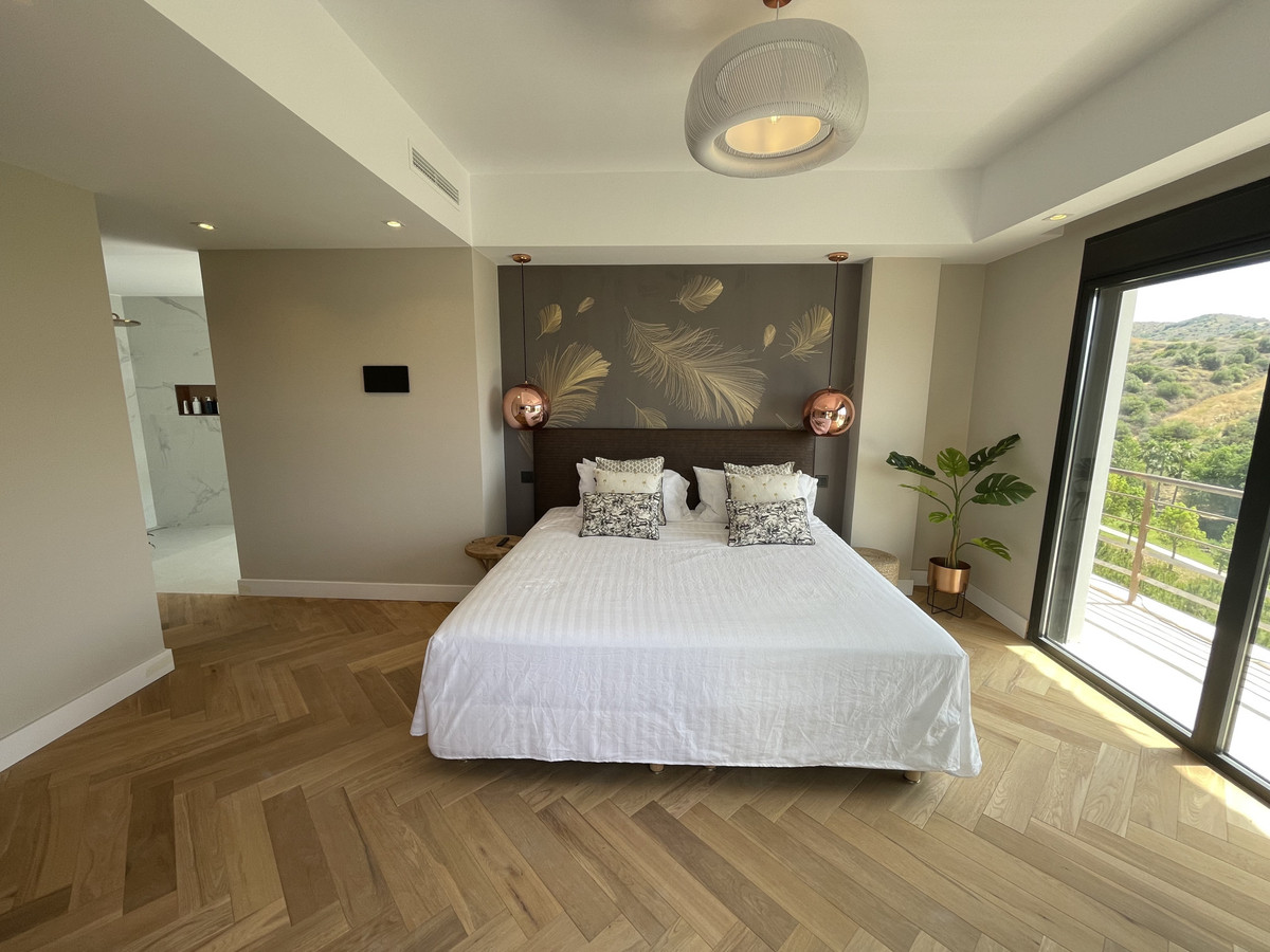 Villa for sale in Elviria
