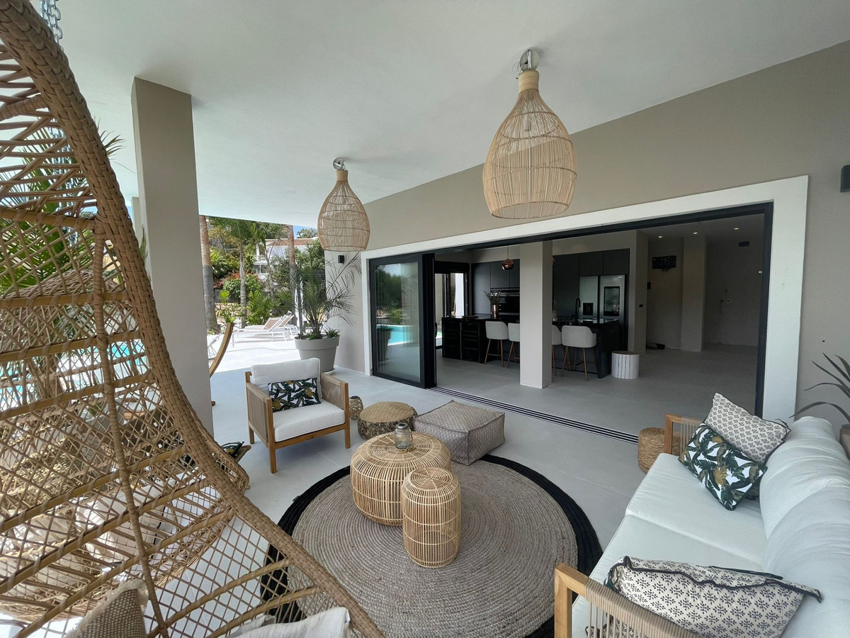 Villa for sale in Elviria