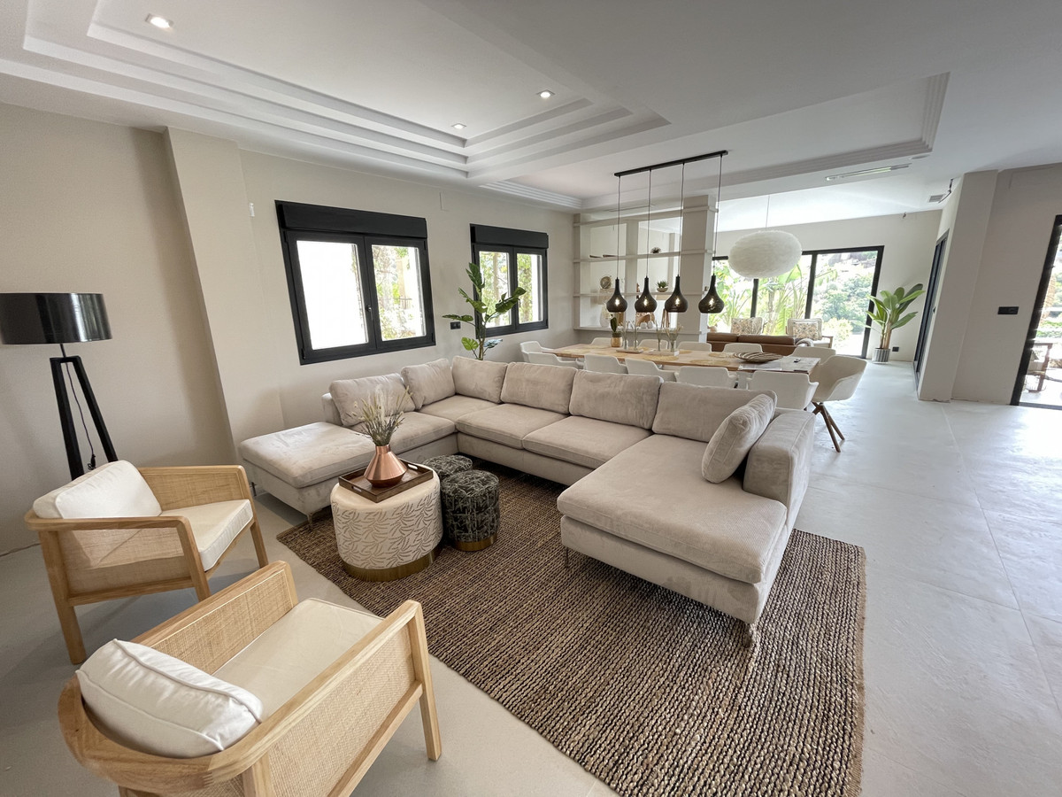 Villa for sale in Elviria