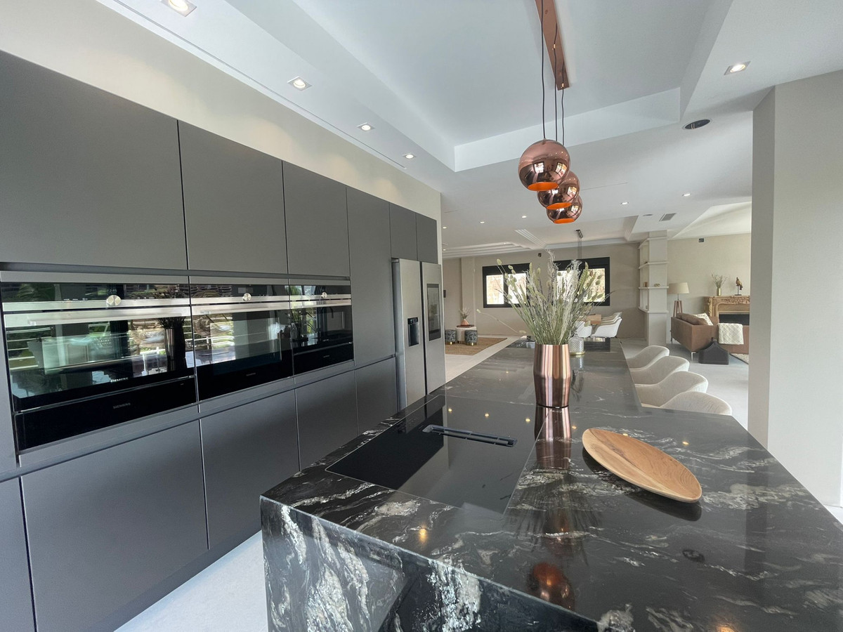 Villa for sale in Elviria