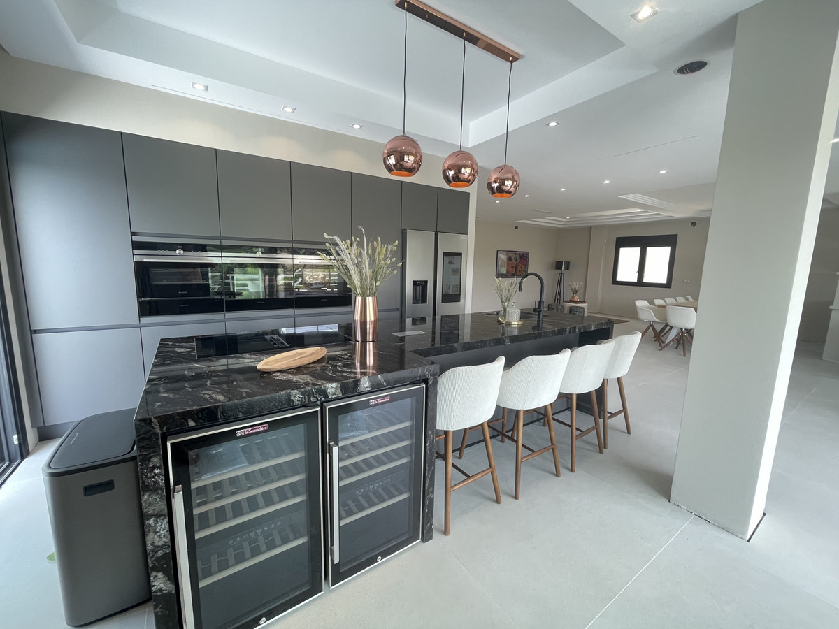 Villa for sale in Elviria
