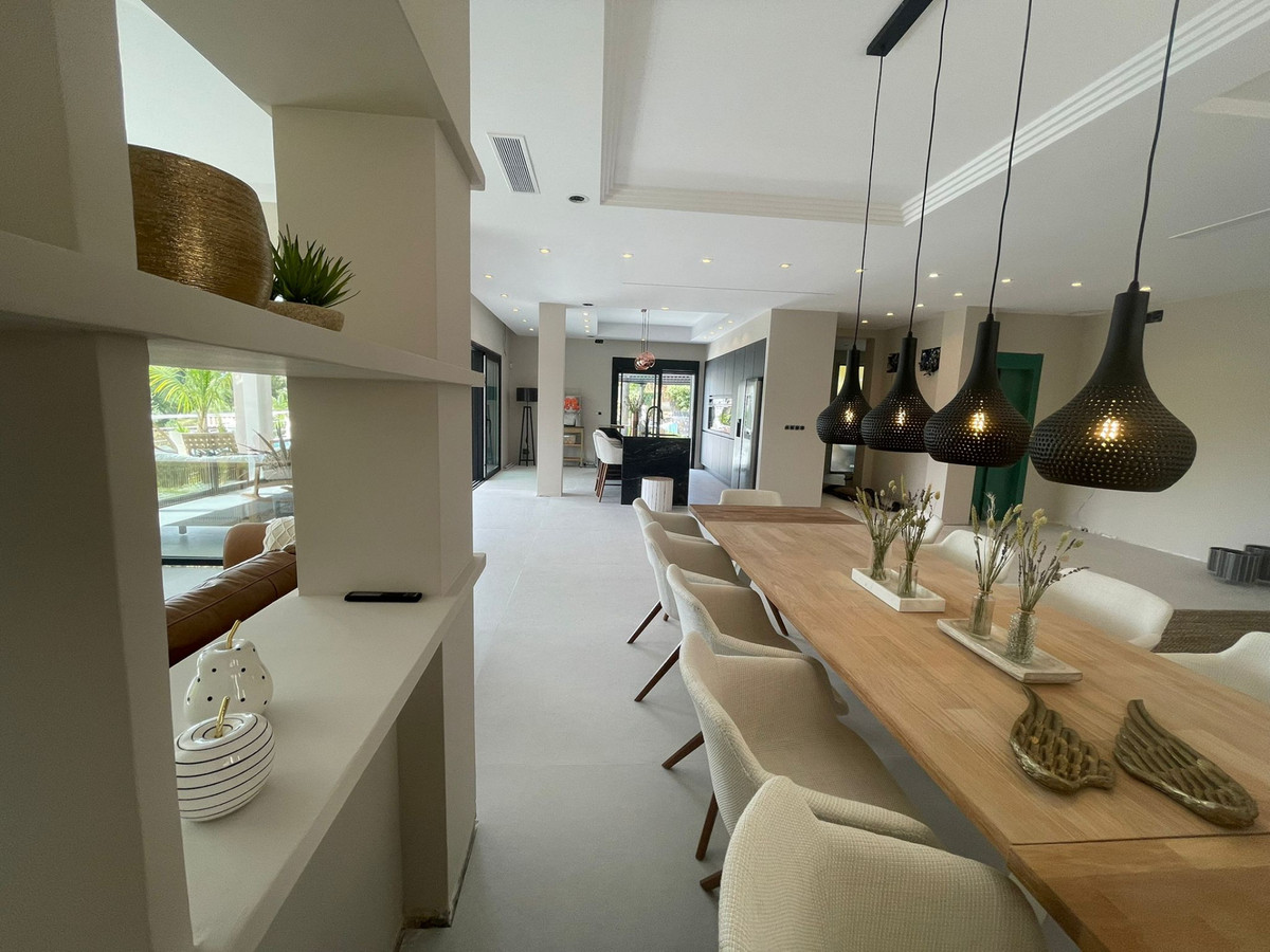 Villa for sale in Elviria