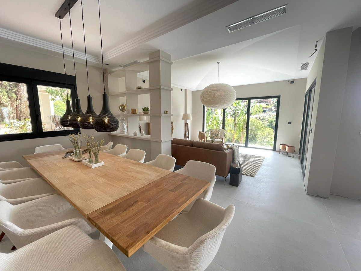 Villa for sale in Elviria