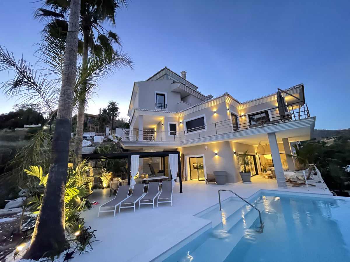 Villa for sale in Elviria