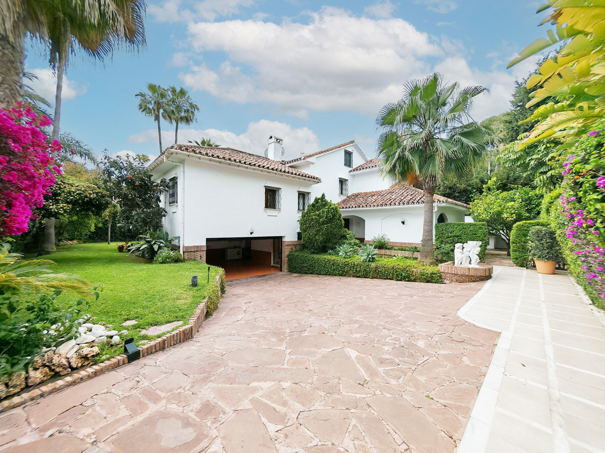 Villa for sale in Los Monteros