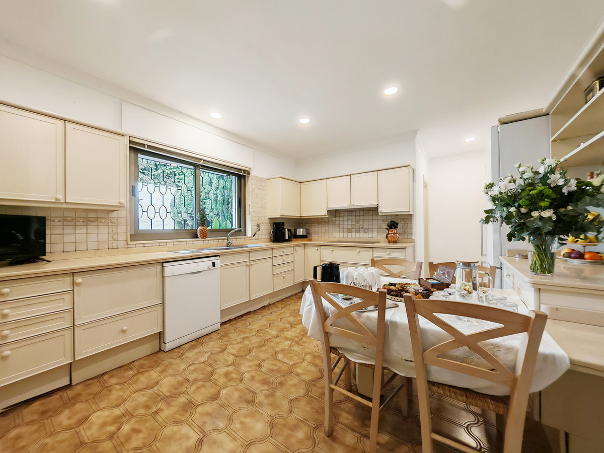Villa for sale in Los Monteros