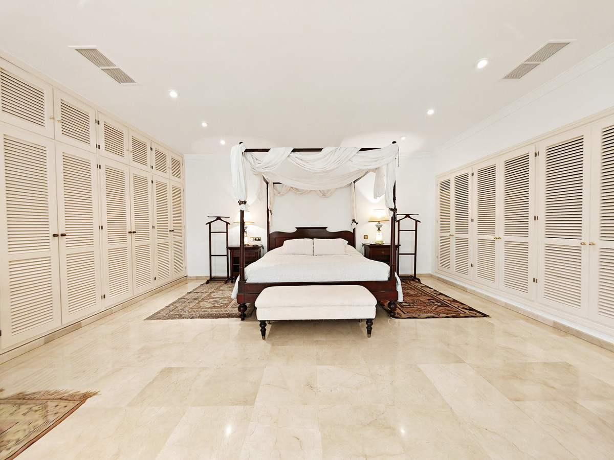 Villa for sale in Los Monteros