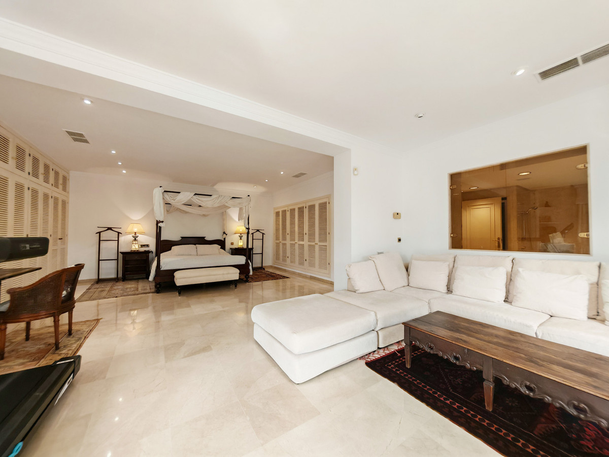 Villa for sale in Los Monteros