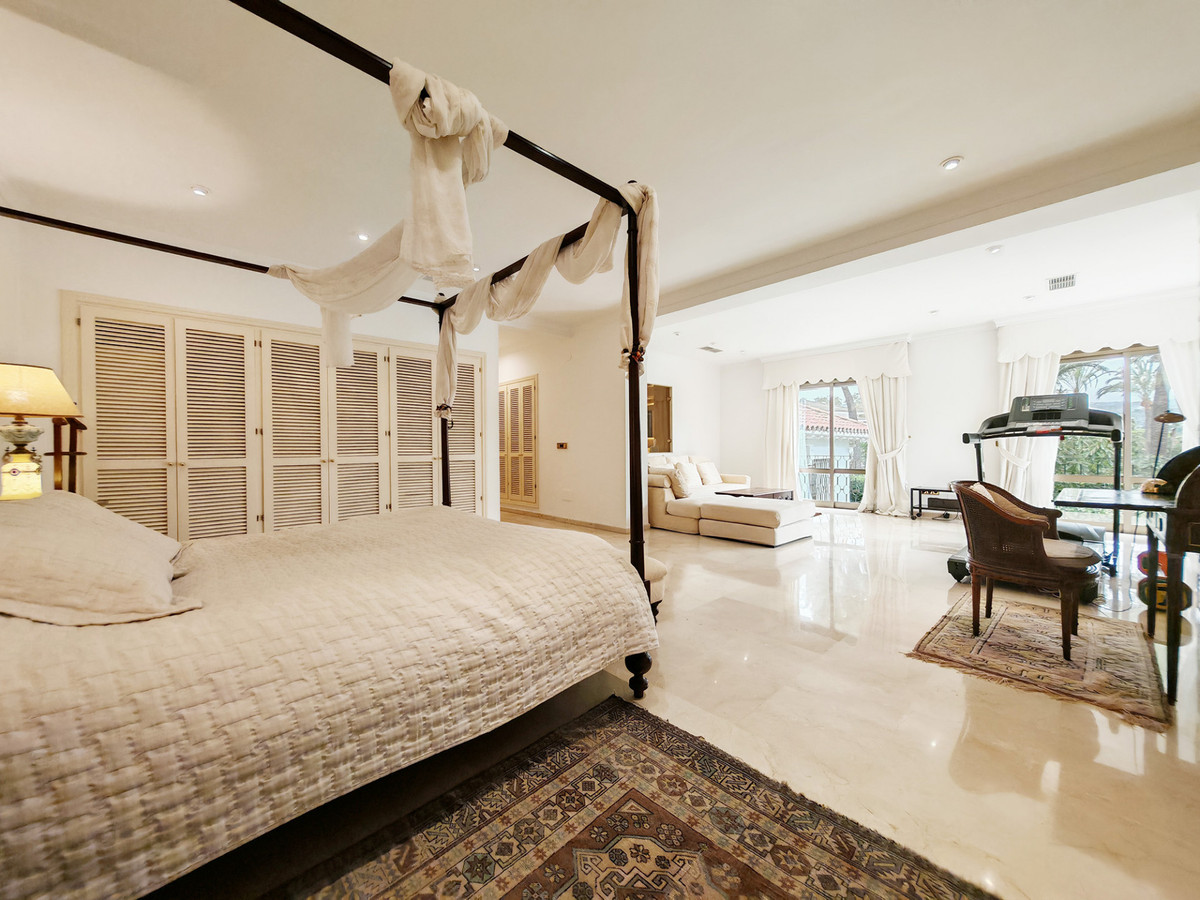 Villa for sale in Los Monteros