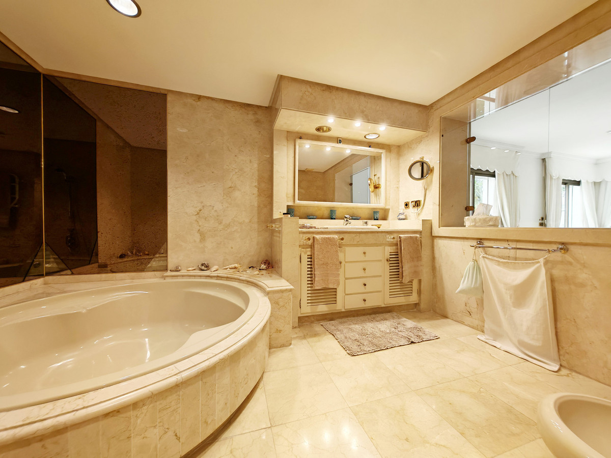 Villa for sale in Los Monteros
