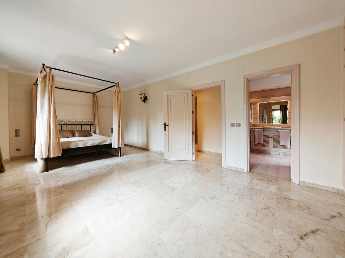 Villa for sale in Los Monteros