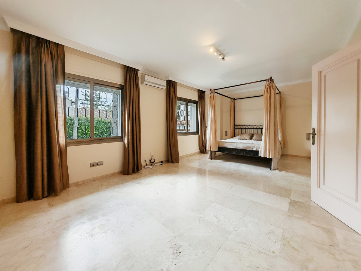 Villa for sale in Los Monteros