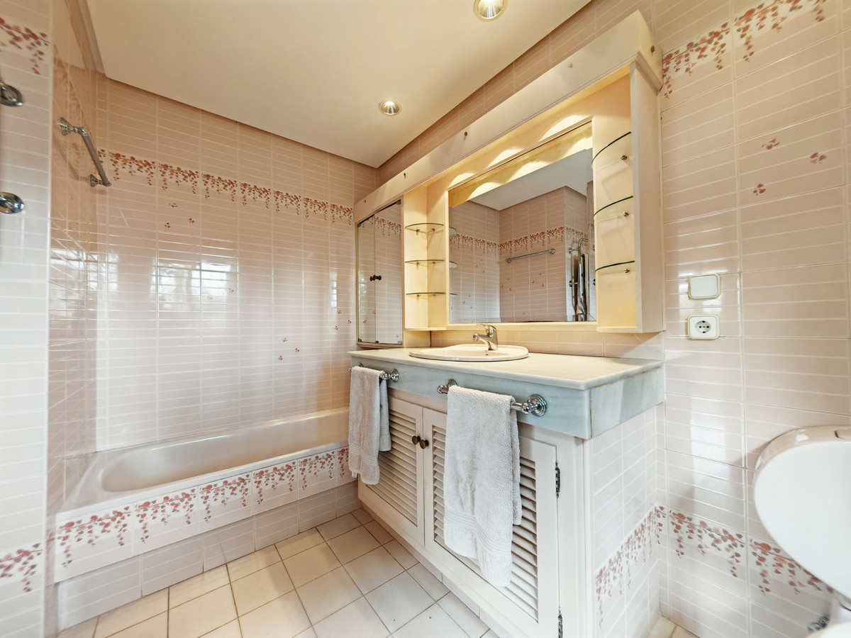 Villa for sale in Los Monteros