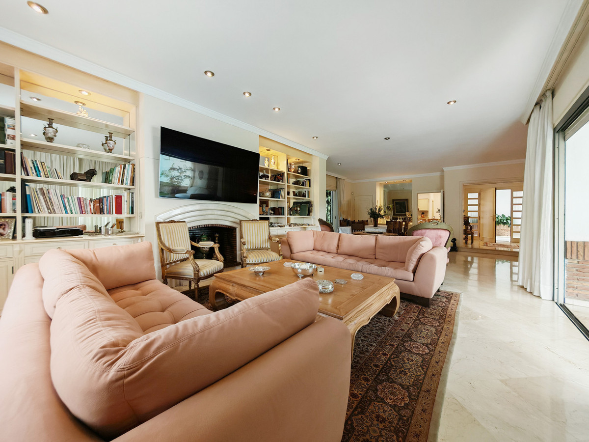 Villa for sale in Los Monteros