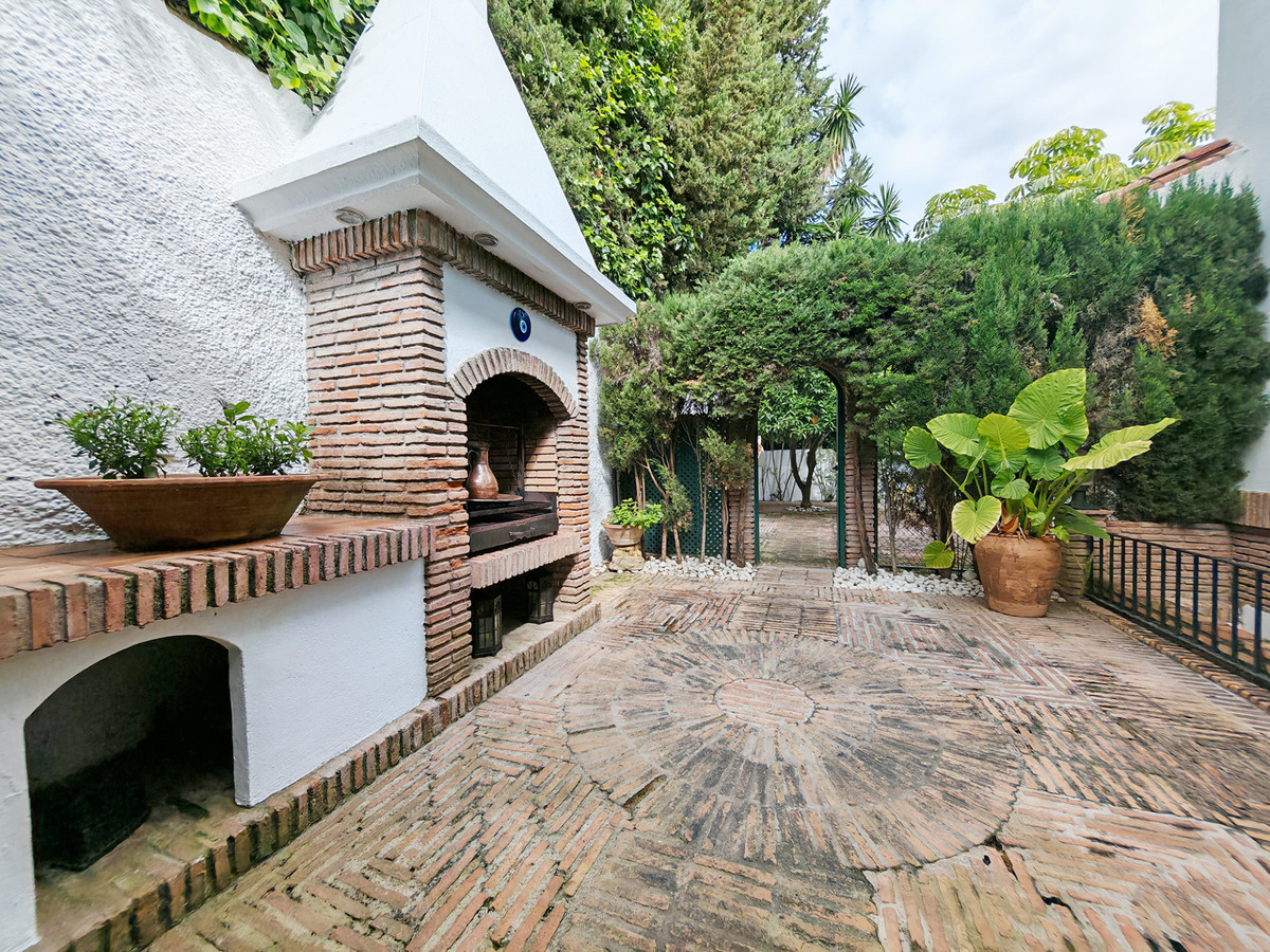 Villa for sale in Los Monteros