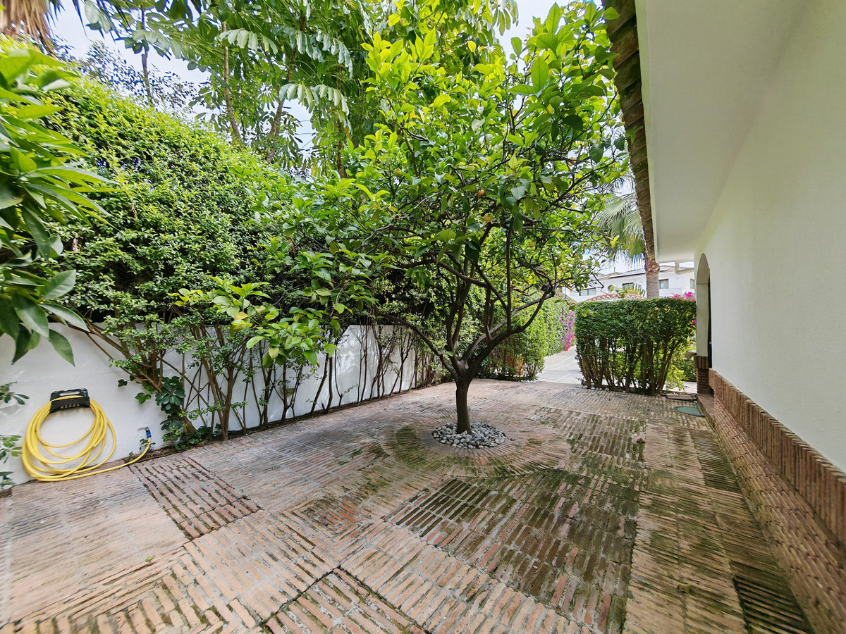 Villa for sale in Los Monteros