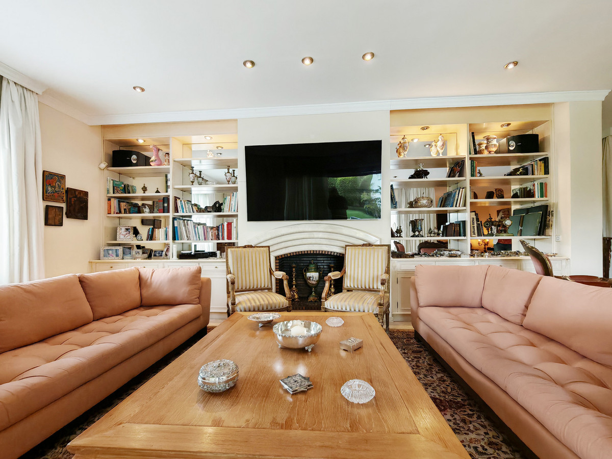 Villa for sale in Los Monteros