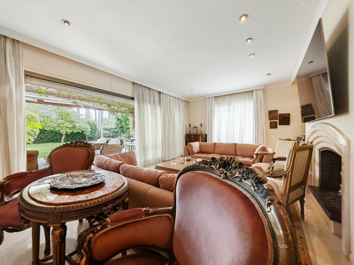Villa for sale in Los Monteros