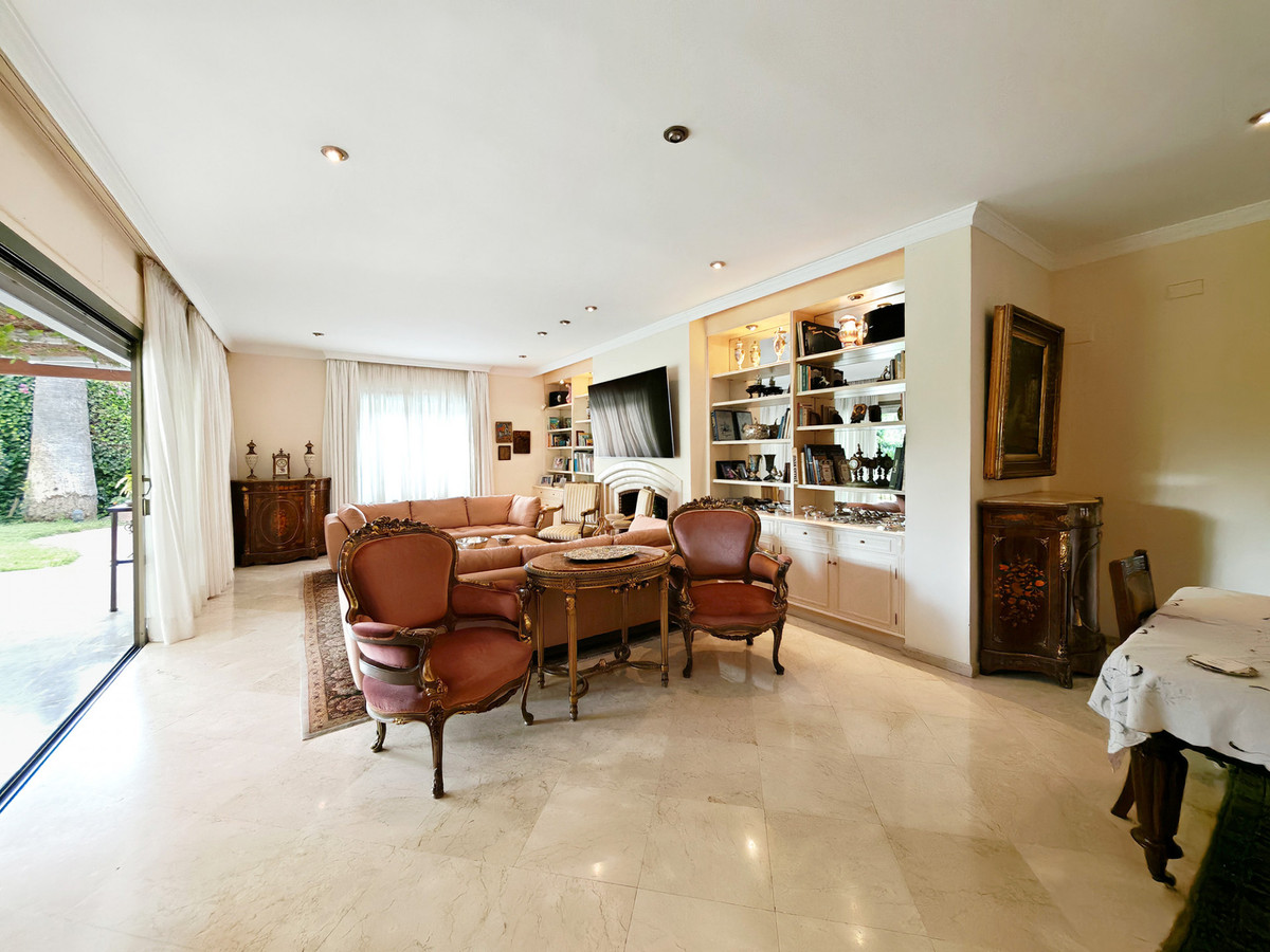Villa for sale in Los Monteros