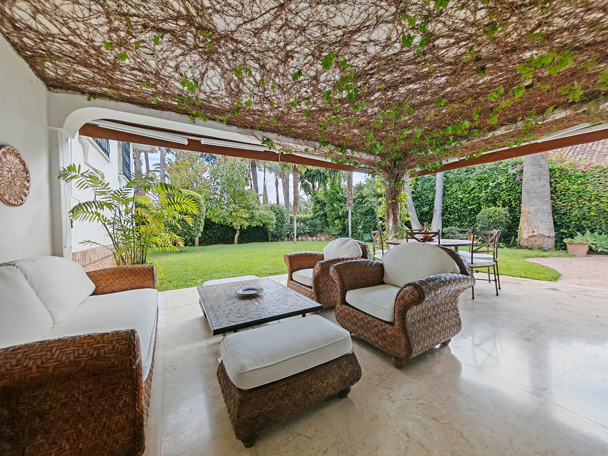 Villa for sale in Los Monteros