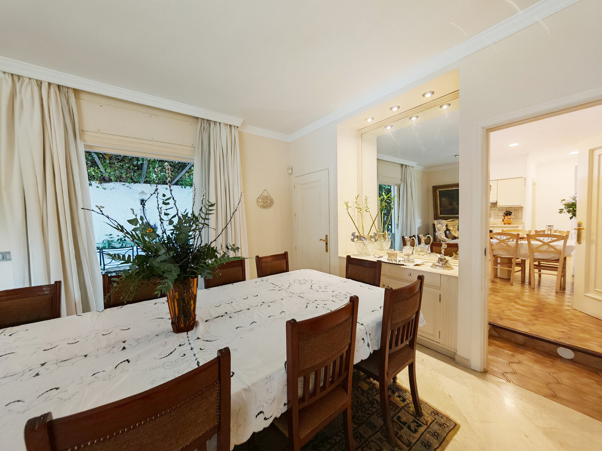 Villa for sale in Los Monteros