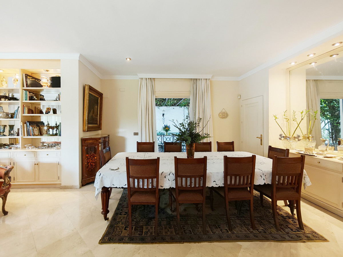 Villa for sale in Los Monteros