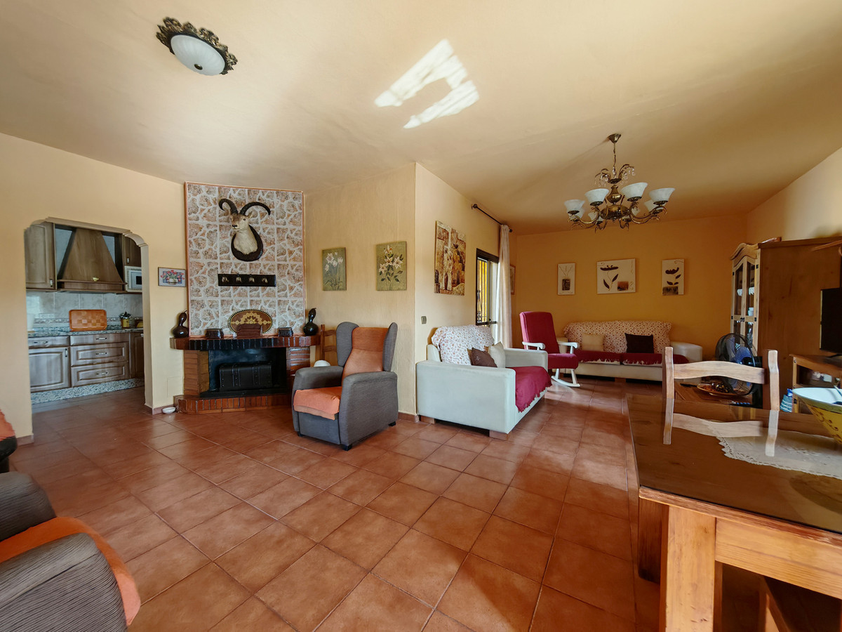 DP-12-R5215729-1 Finca for sale in Estepona