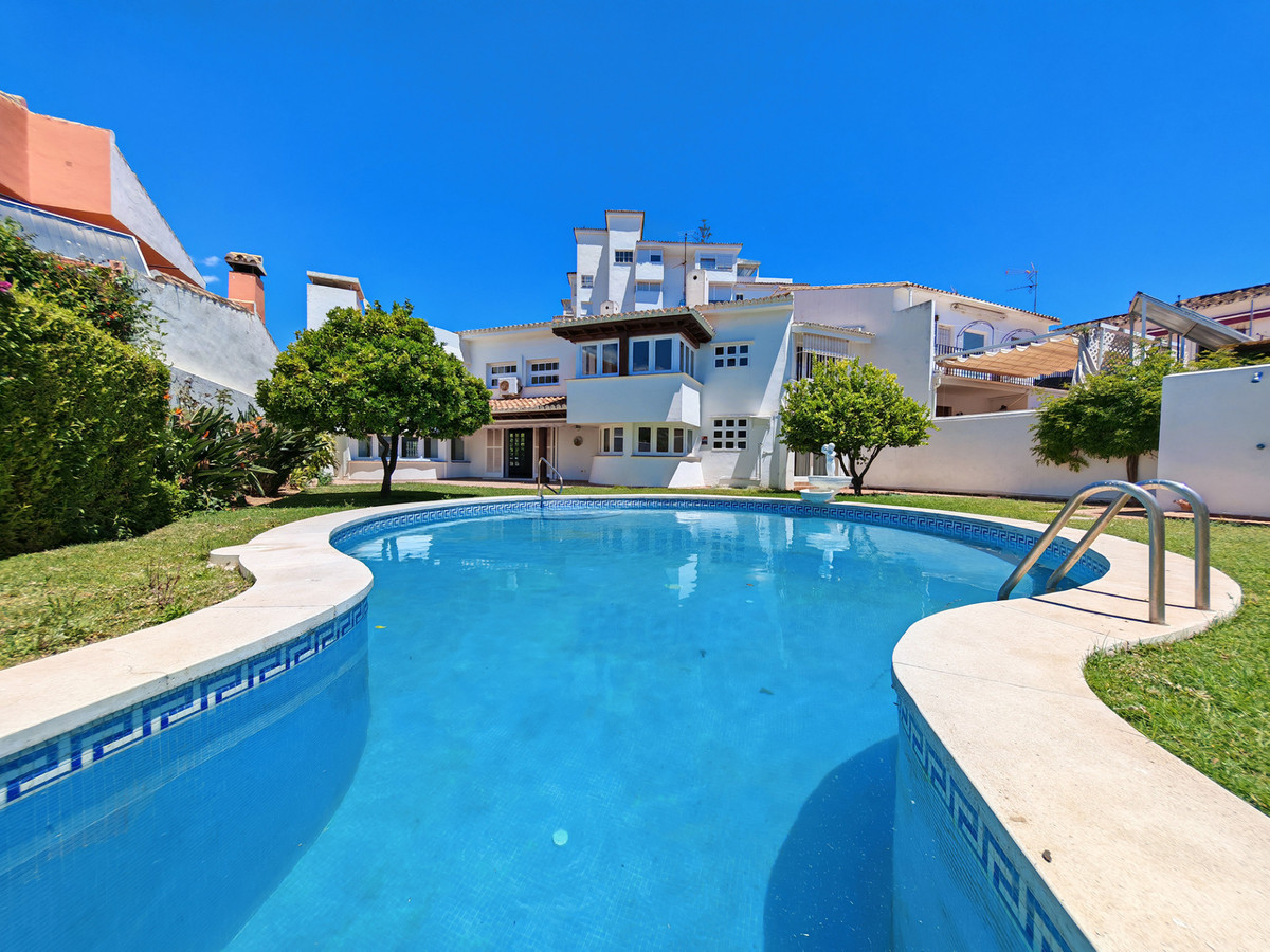 Villa for sale in Fuengirola
