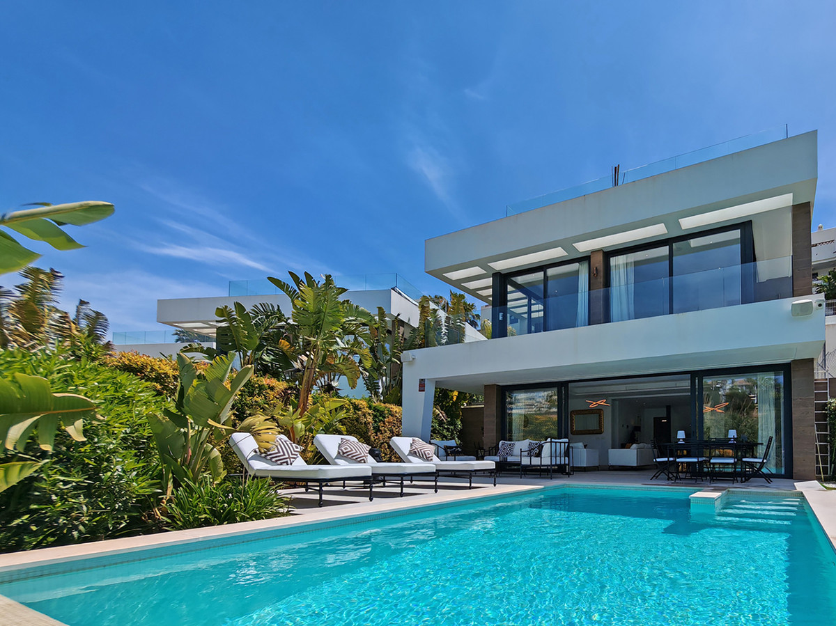 Villa for sale in Estepona