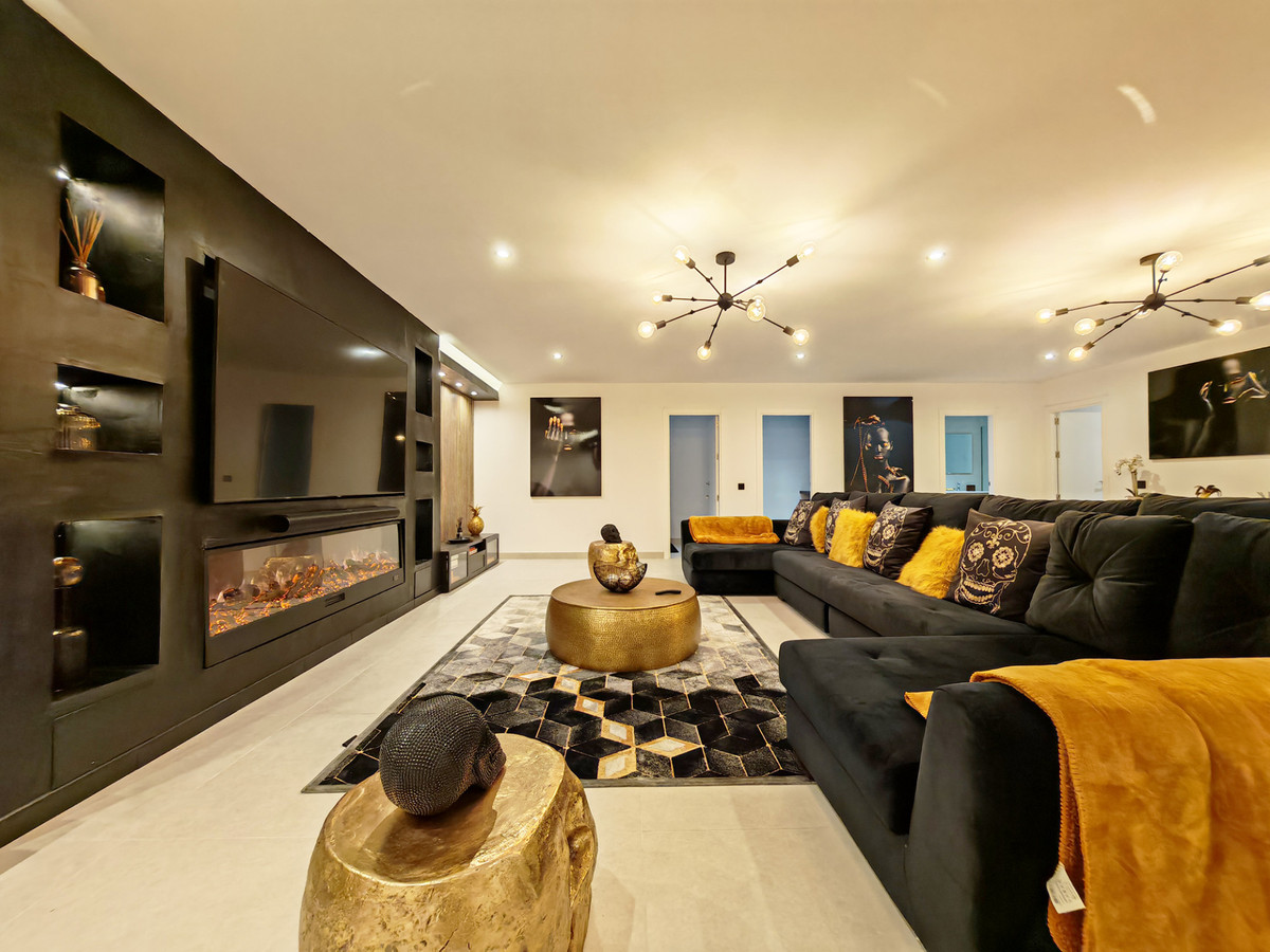 Villa for sale in Estepona