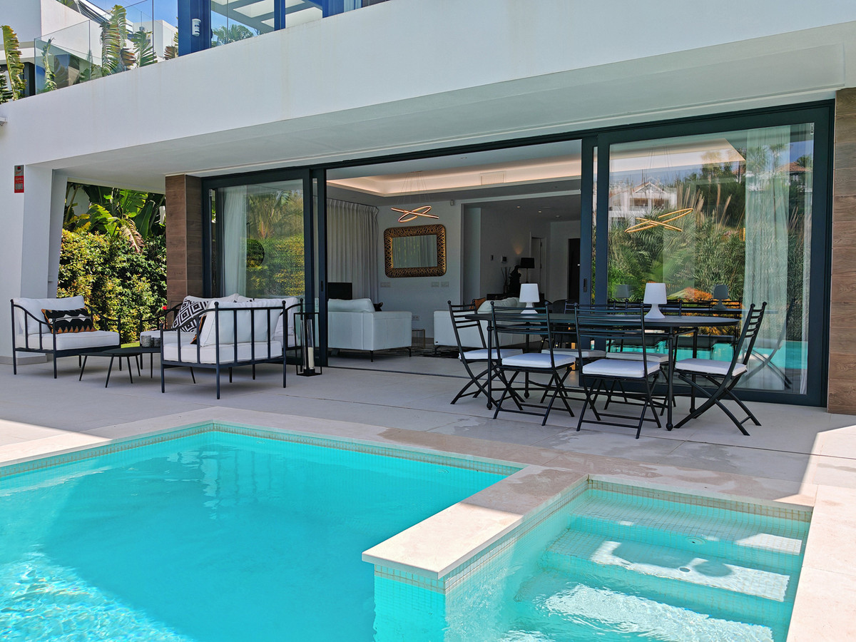 Villa for sale in Estepona