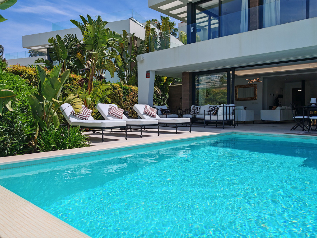 Villa for sale in Estepona