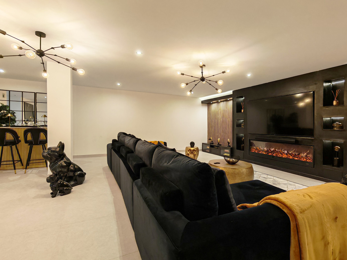 Villa for sale in Estepona