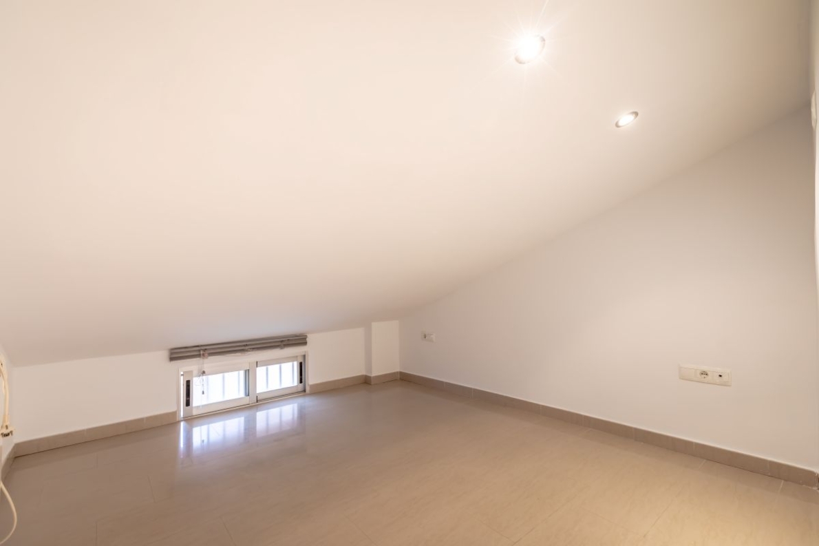 Duplex apartment close to sea for sale in Valencia city