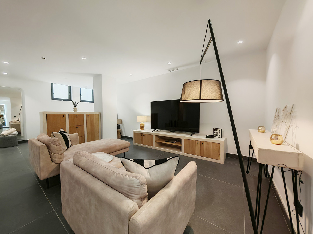 DP-12-R5134837-5 Villa for sale in Estepona
