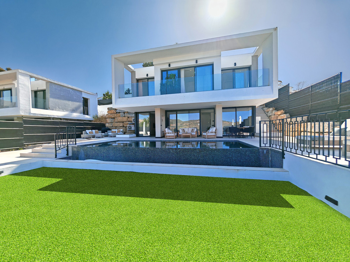 Villa for sale in Estepona