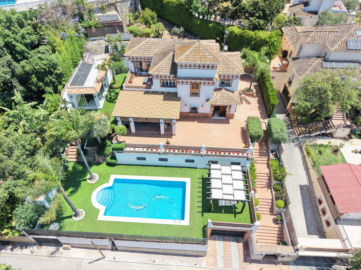 Villa for sale in Elviria